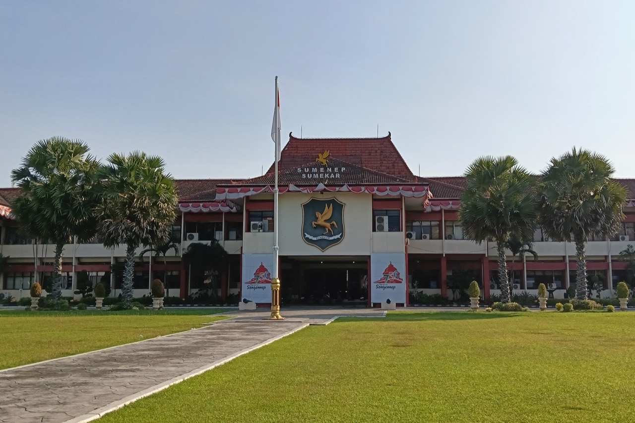 Kantor Bupati Sumenep, bangunan putih bertiang dengan halaman di depannya