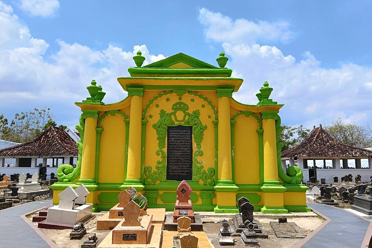 Cungkup makam bercat hijau dan kuning di kompleks Asta Tinggi, dikelilingi nisan batu
