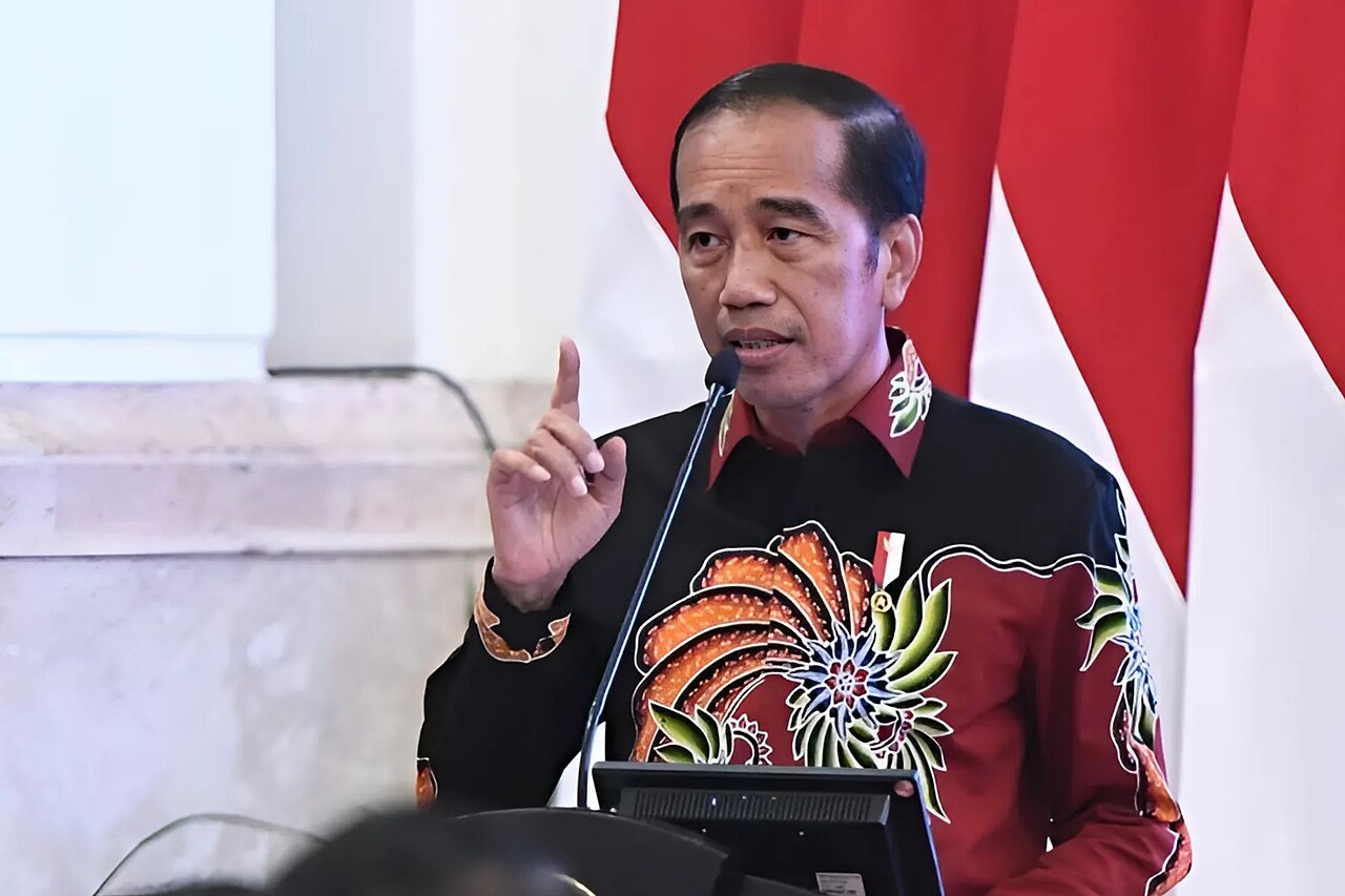 Presiden Joko Widodo berpidato mengenakan kemeja batik bermotif bunga besar