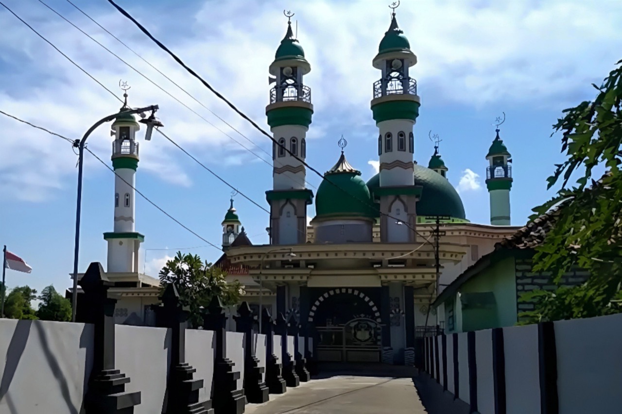 Masjid Madegan di Sampang, berkubah hijau dengan empat menara dan pagar besi hitam di depannya