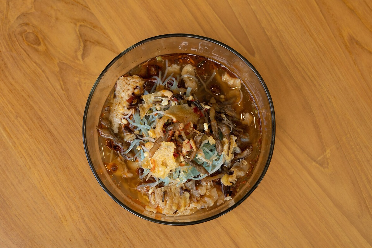 Semangkuk campor berkuah santan dengan lontong dan taoge goreng