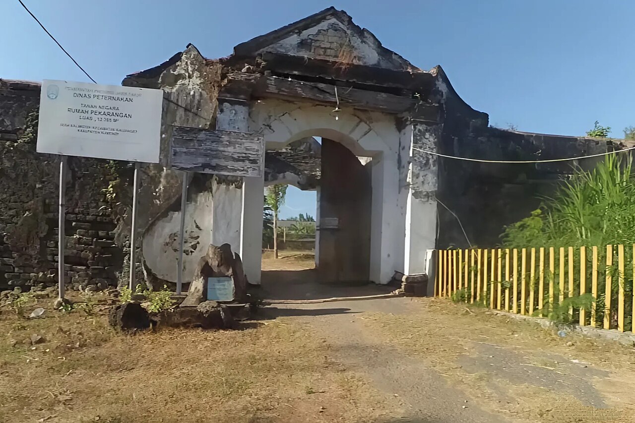 Gerbang lengkung benteng VOC Kalianget dari batu yang sudah menghitam