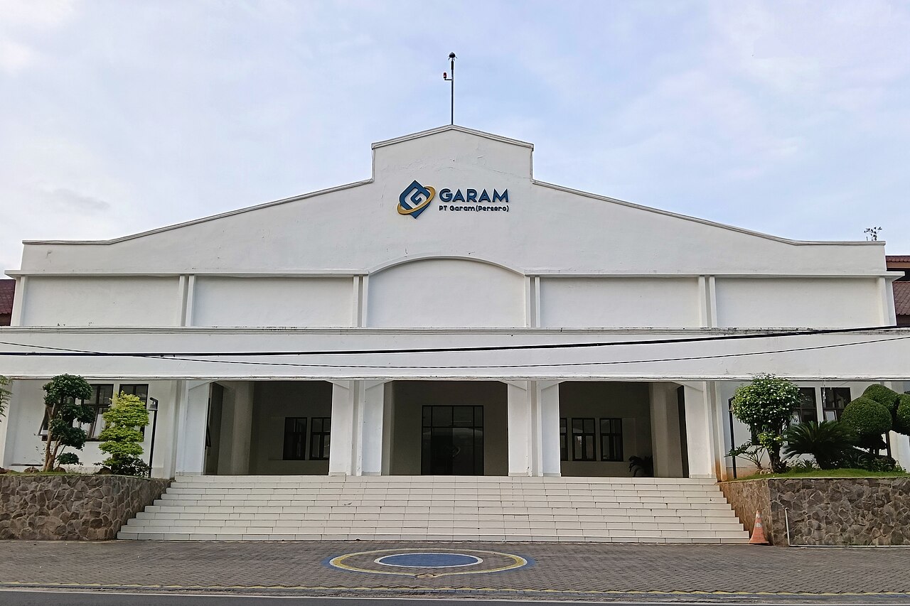 Gedung kantor PT Garam bercat putih dengan logo perusahaan di dindingnya