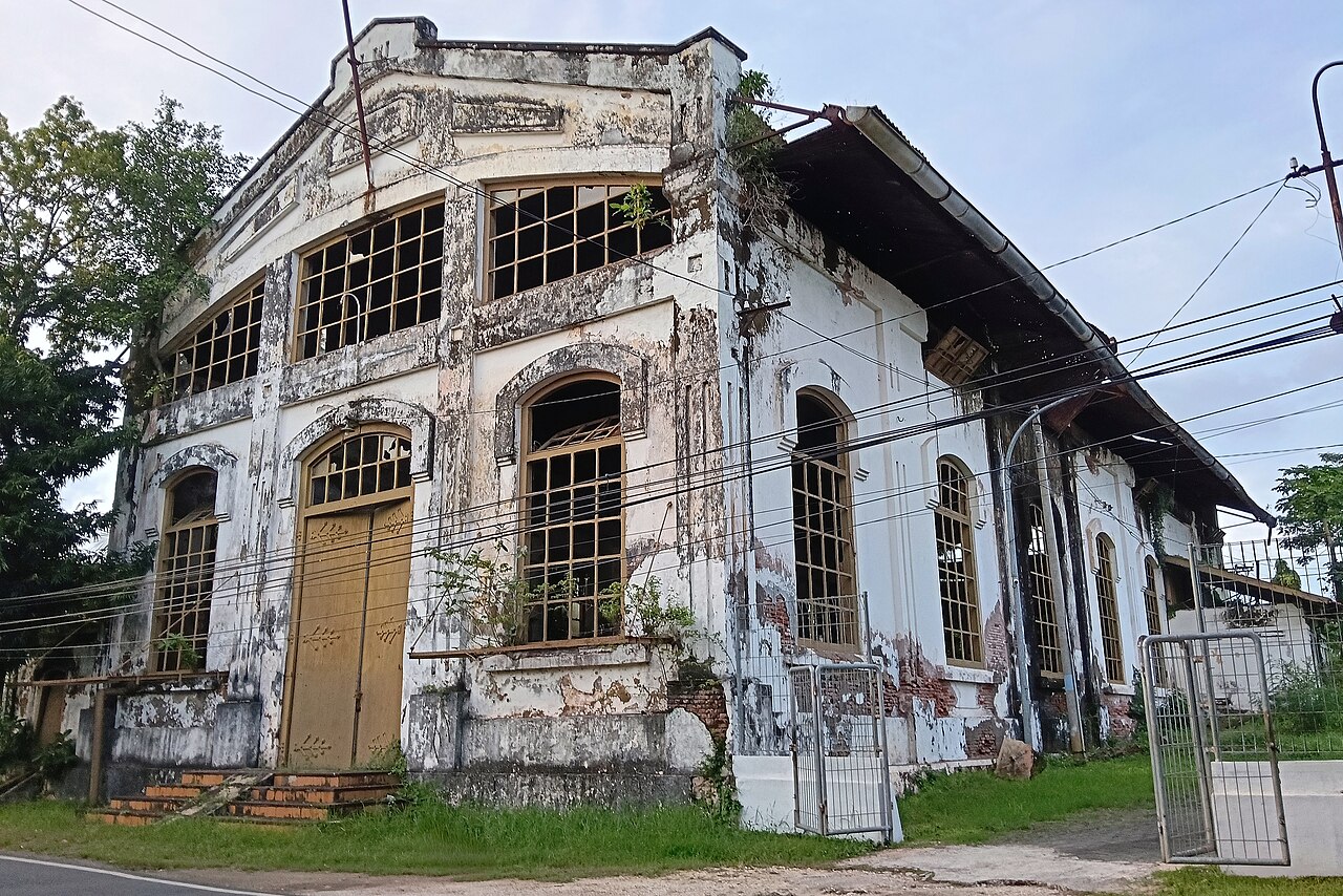 Bangunan kolonial tua di Kota Tua Kalianget dengan dinding mengelupas dan jendela lengkung
