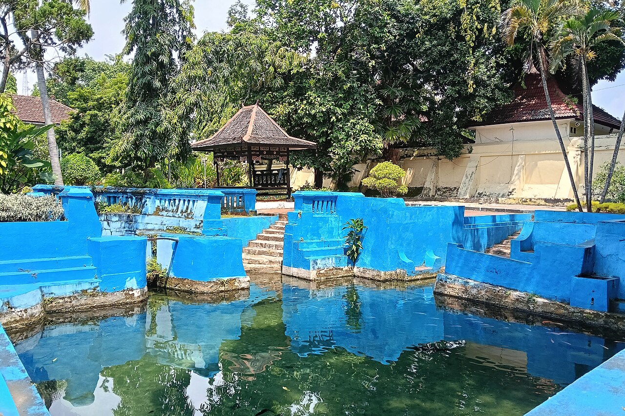 Kolam Taman Sare berdinding keramik biru dengan tangga turun ke airnya