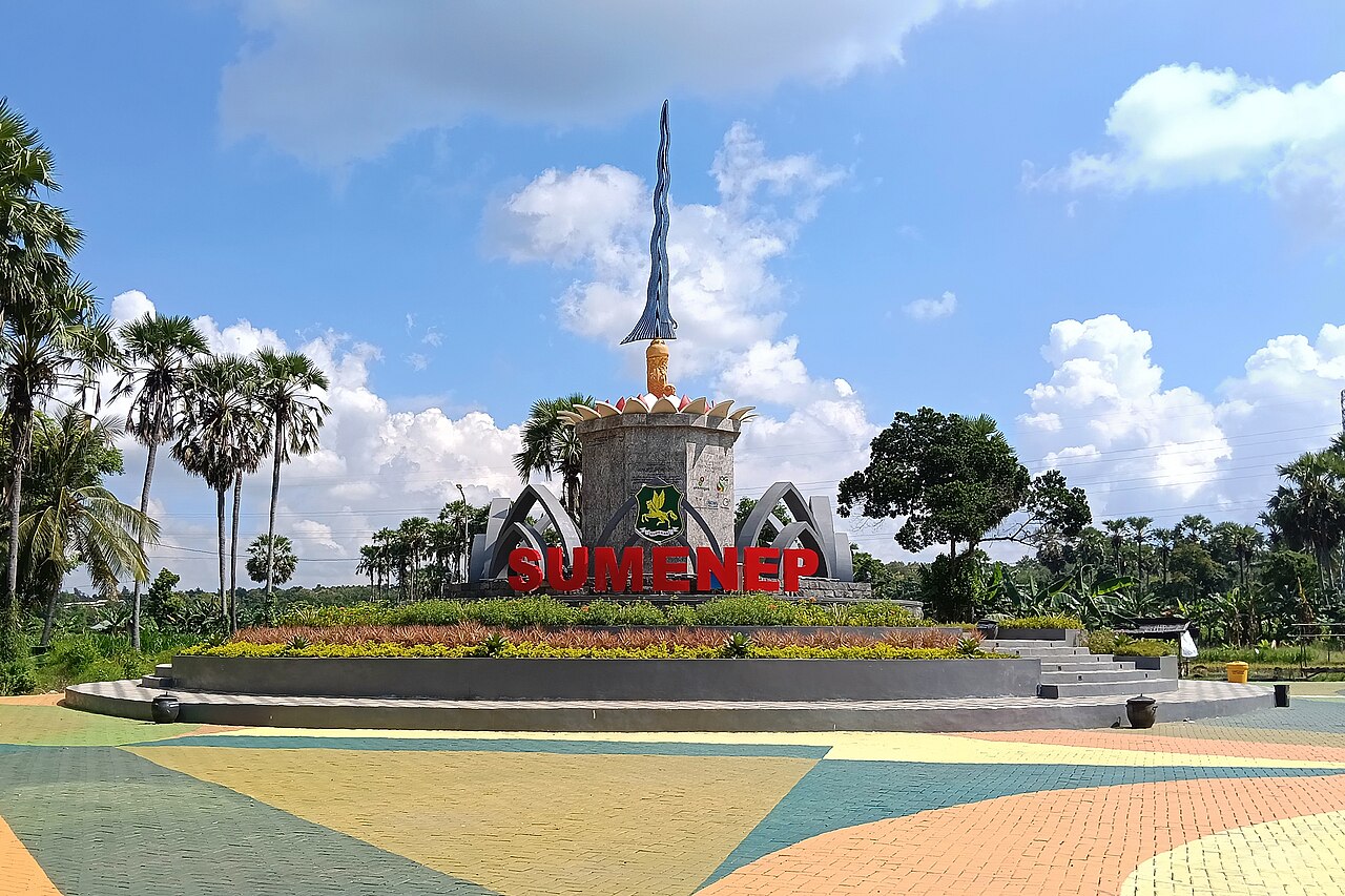 Tugu berbentuk keris raksasa berdiri di tengah taman kota bertuliskan Sumenep