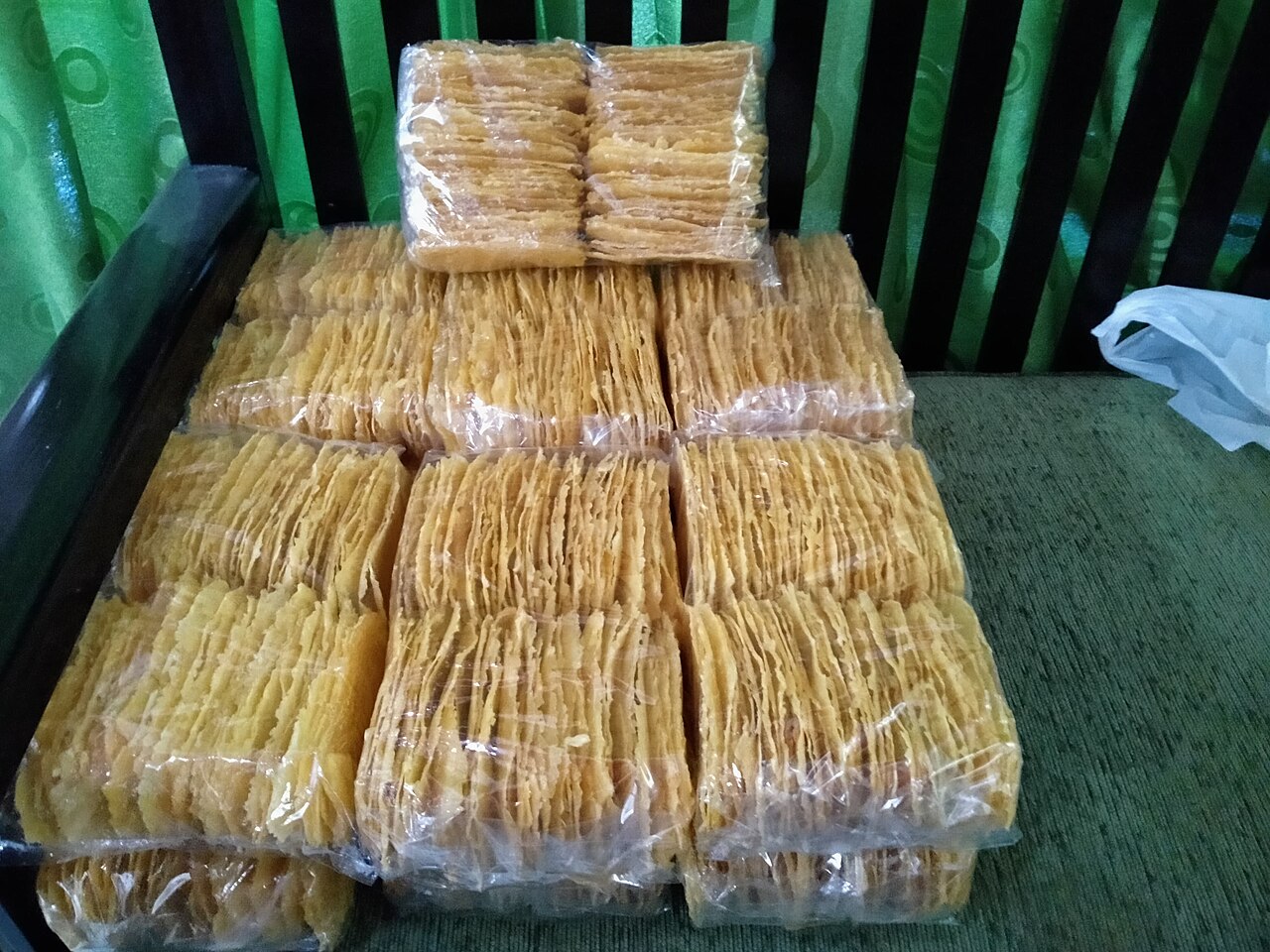 Tumpukan kripik tette dalam kemasan plastik yang dijajakan di depan warung