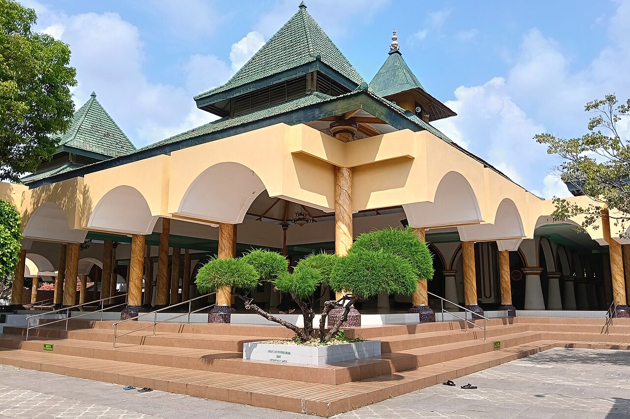 Bangunan utama Masjid Jamik Sumenep dengan deretan lengkung dan atap bertingkat