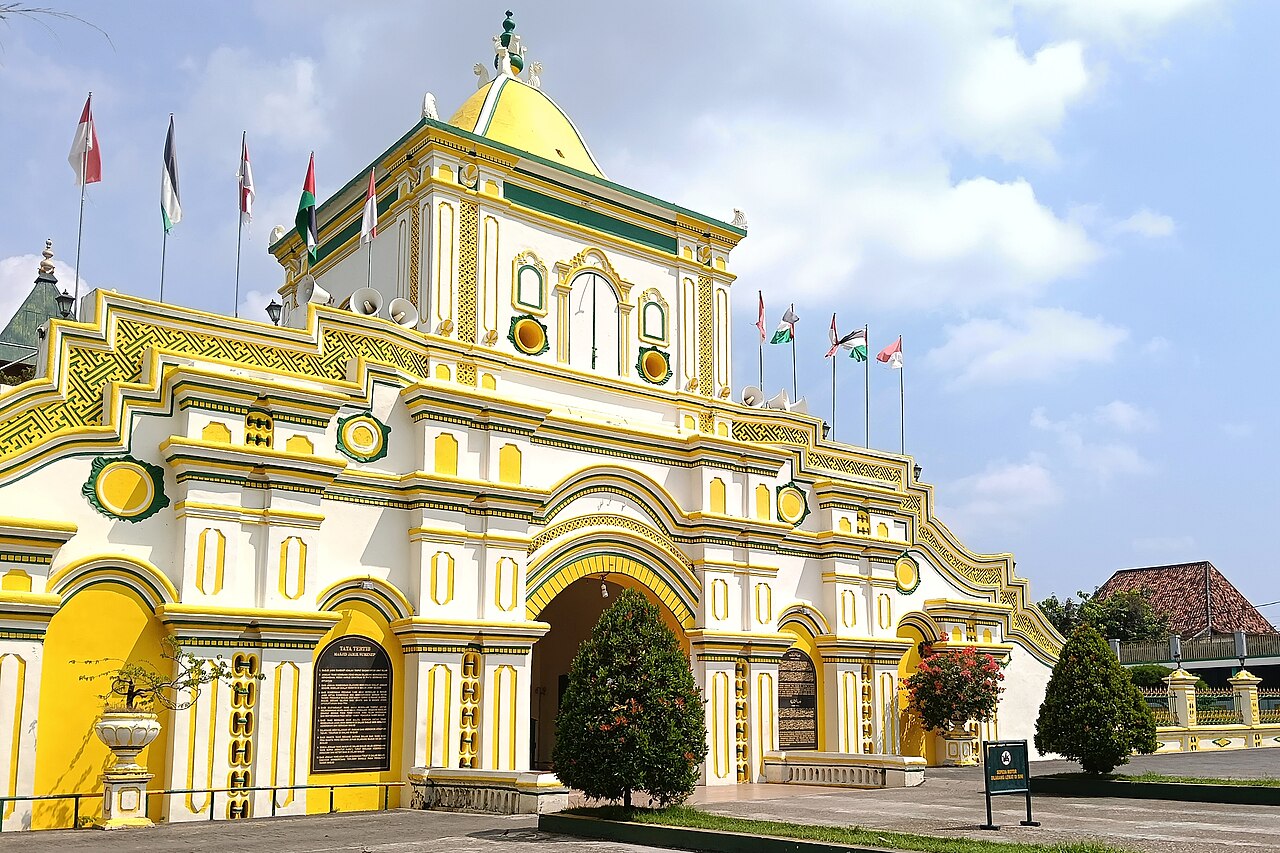 Gapura Masjid Jamik Sumenep bercat kuning dipotret dari sisi samping