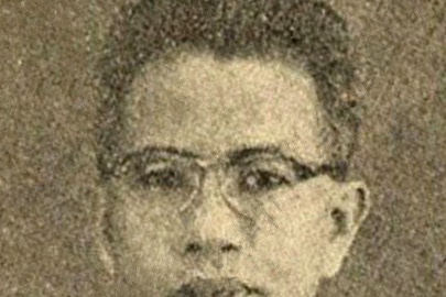 Potret hitam putih Mohammad Tabrani berkacamata, wajah menghadap ke depan