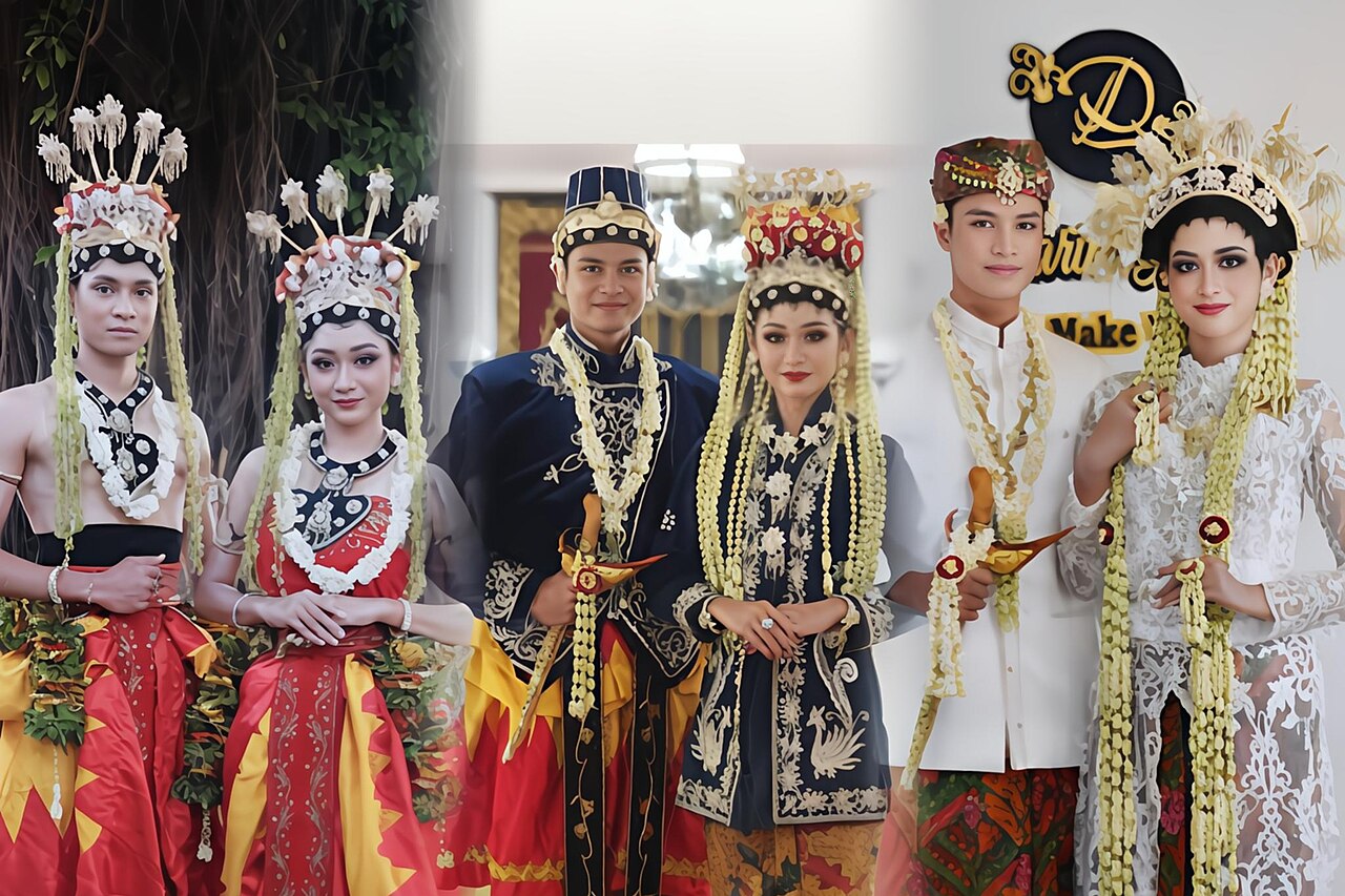 Beberapa pasang orang berbusana pengantin adat Sumenep berdiri berjajar