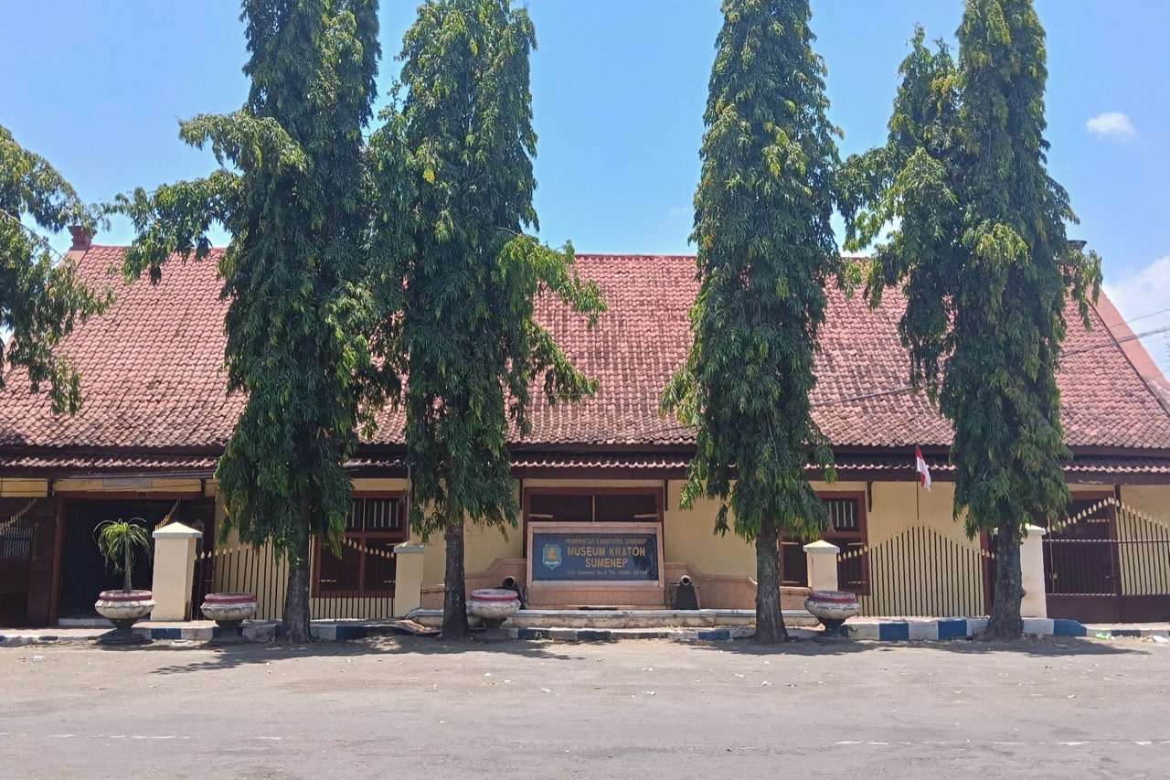 Bangunan Keraton Sumenep beratap genteng merah dengan dinding kuning pucat, kini jadi museum