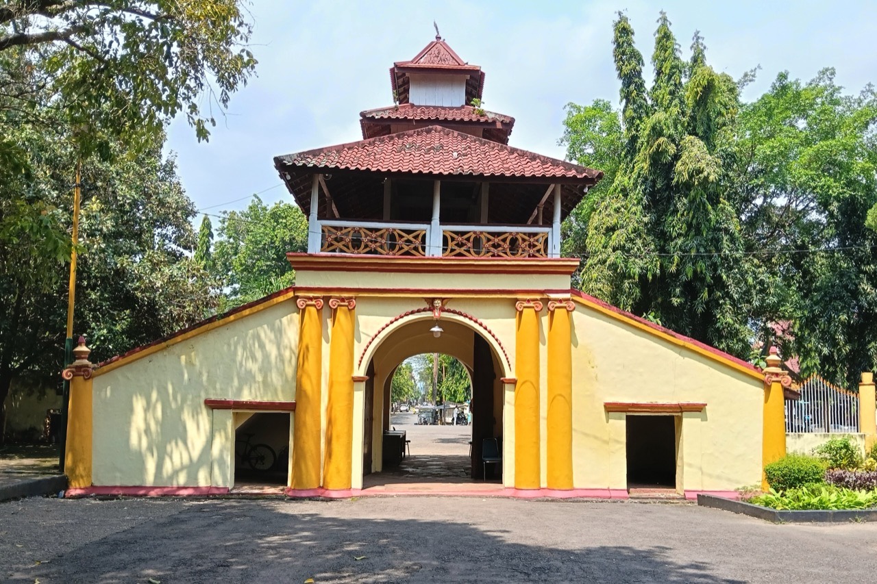 Labang Mesem dilihat dari dalam kompleks keraton, gerbang kuning dengan menara pengawas di atasnya