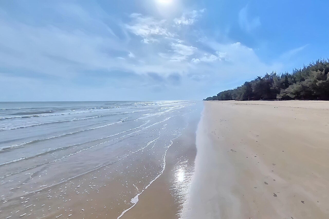 Garis ombak Pantai Lombang dengan barisan cemara udang di kejauhan