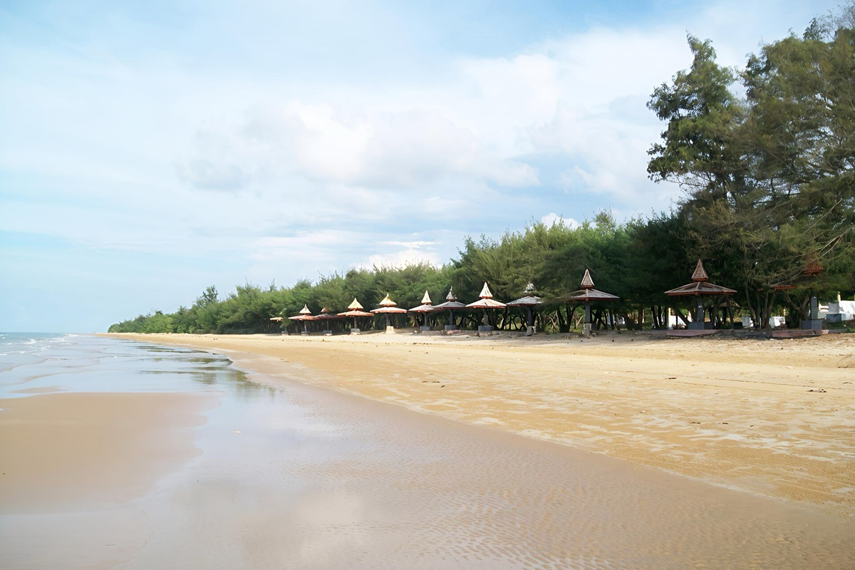 Pantai Lombang dengan barisan pohon cemara udang di sepanjang bibir pantai