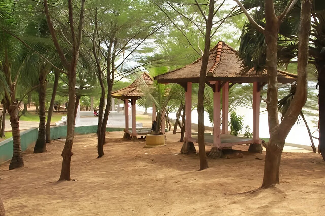 Gazebo kayu di antara pepohonan di atas gundukan pasir Pantai Slopeng