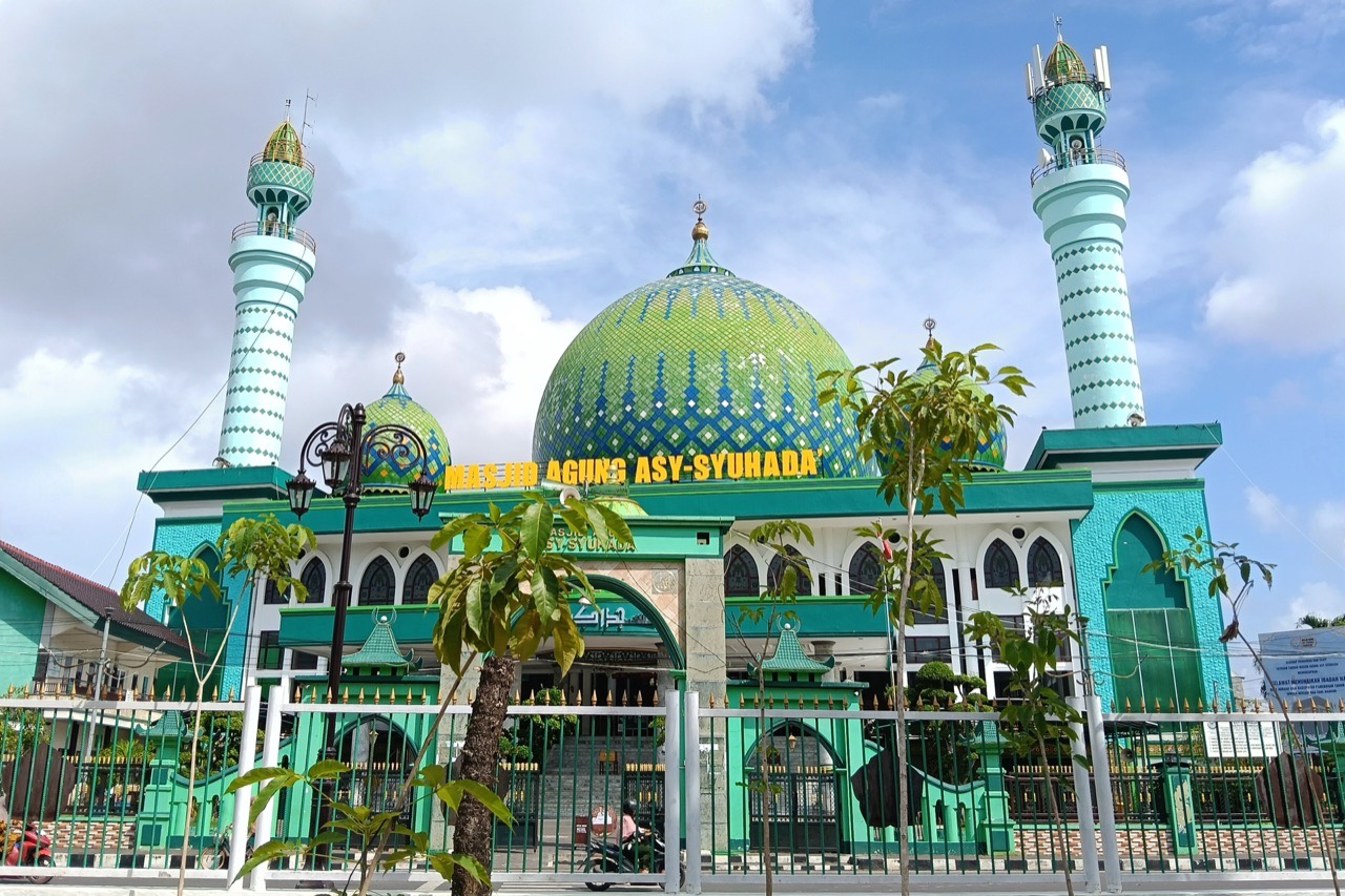 Masjid Agung Asy-Syuhada Pamekasan berkubah besar dengan menara di sisinya