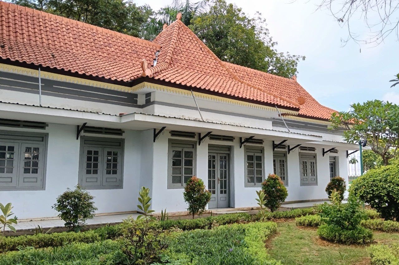 Museum Mandhilaras Pamekasan, bangunan kolonial putih beratap merah dengan taman di depannya