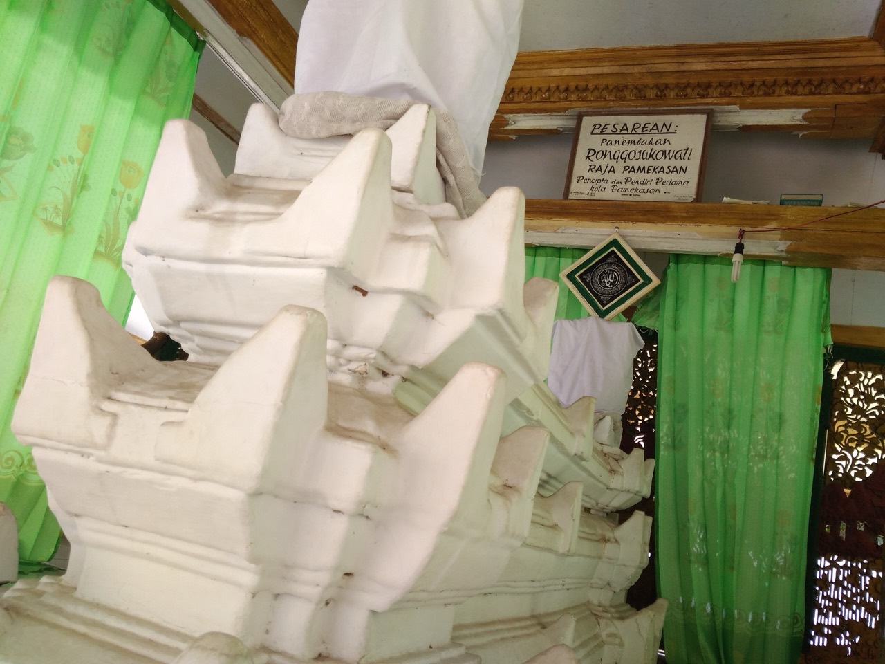 Makam Panembahan Ronggosukowati berupa cungkup batu putih bertingkat dengan papan nama di dindingnya