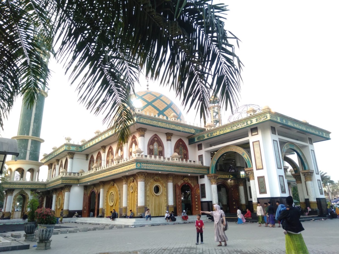 Masjid Syaichona Kholil dilihat dari halaman depan, dengan gerbang dan pelataran luas