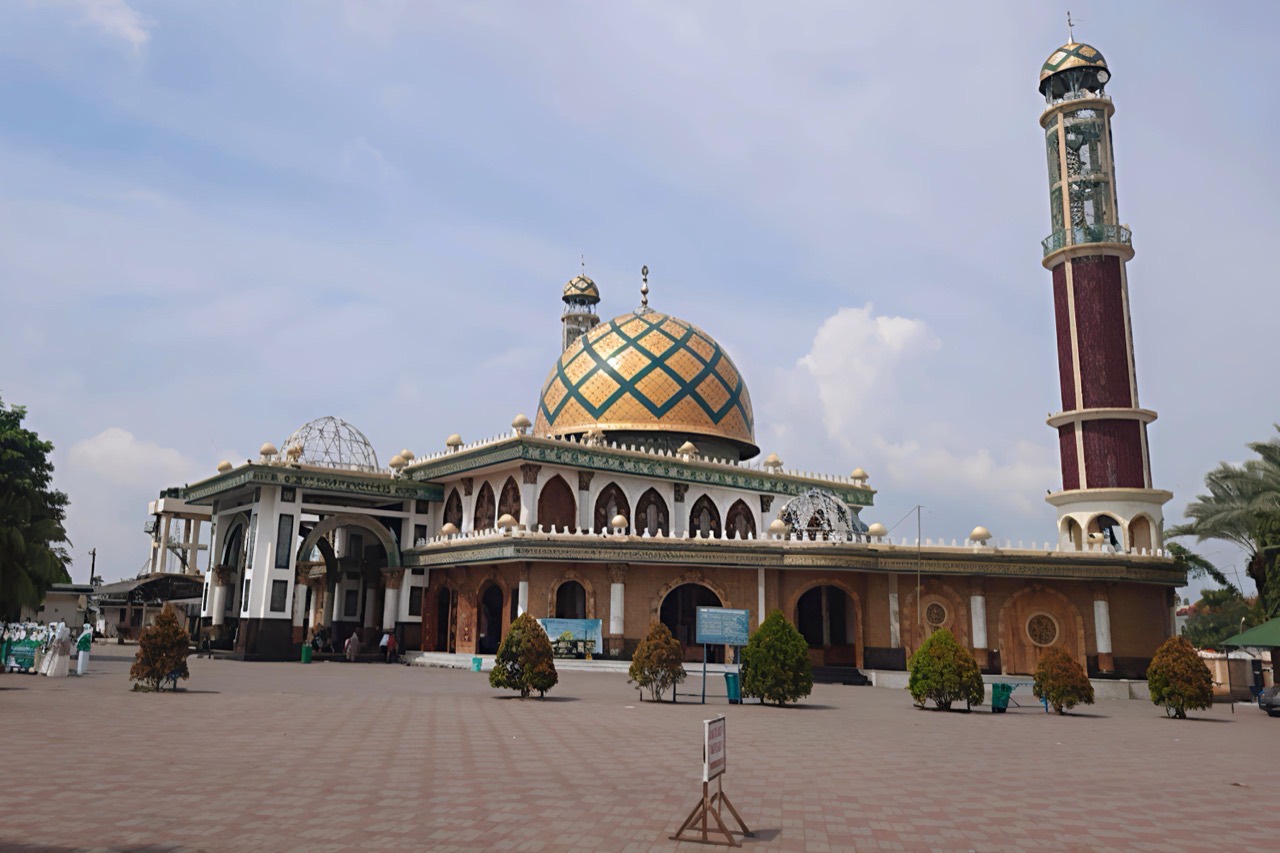 Masjid Syaichona Kholil di Martajasah, berkubah emas bermotif dengan menara tinggi di sisi kanannya