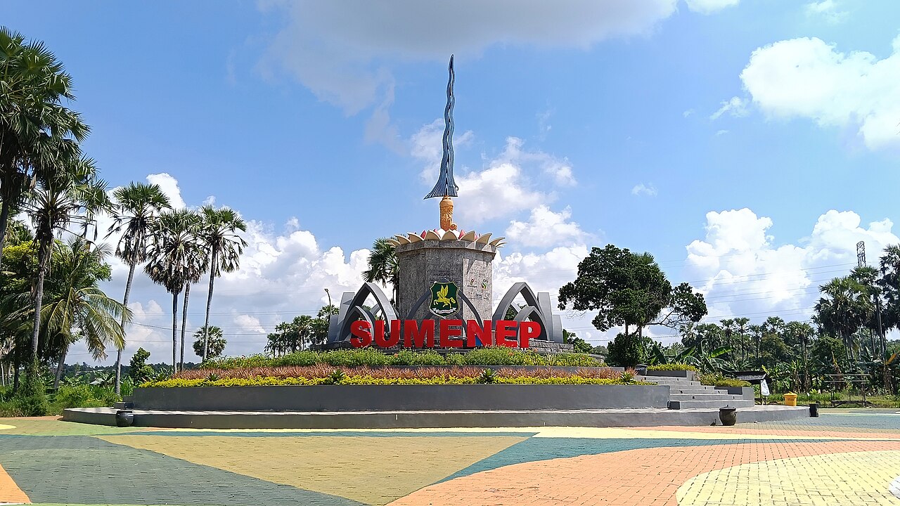 Tugu berbentuk keris raksasa di tengah taman kota Sumenep