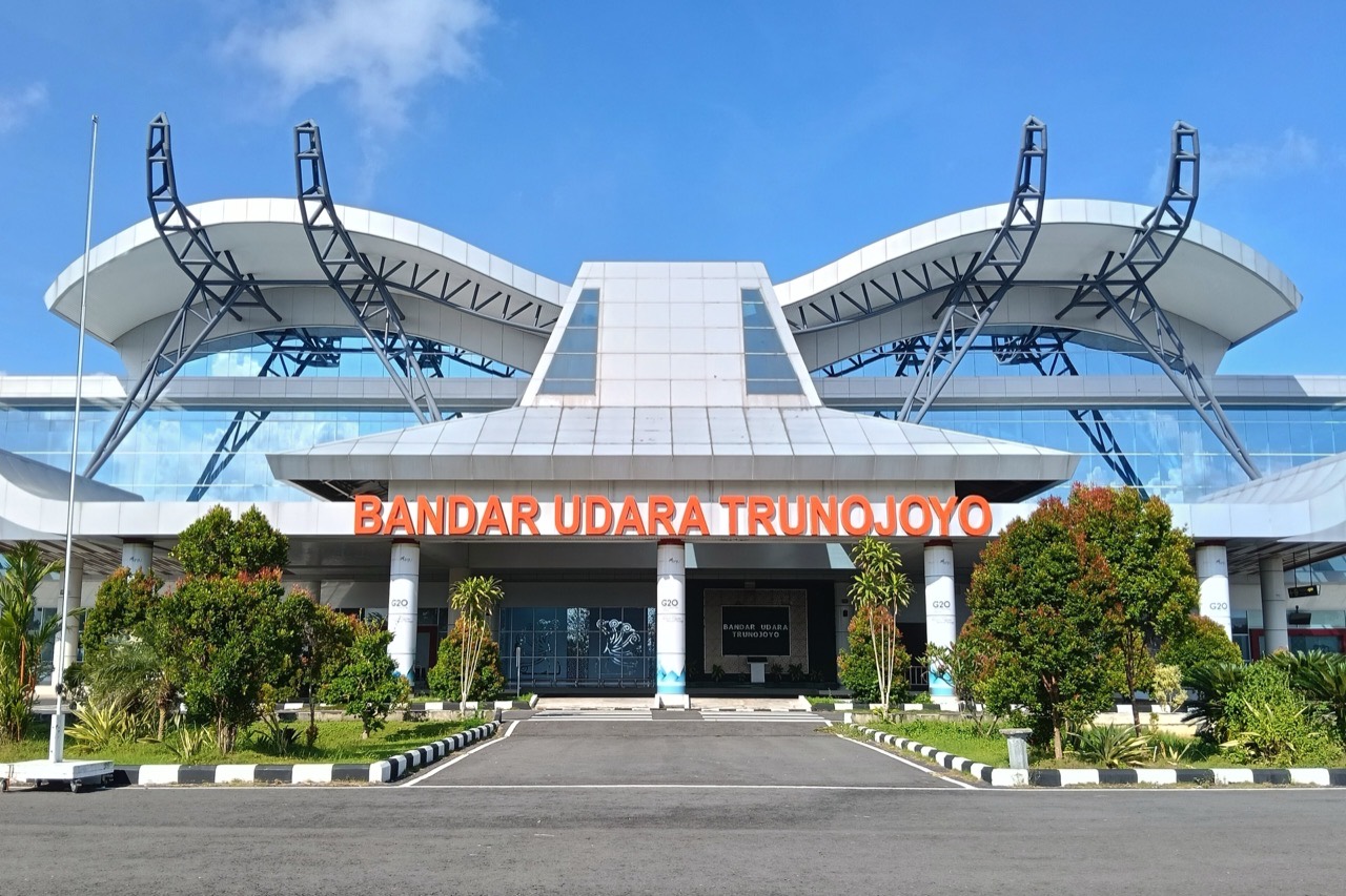 Gedung terminal Bandar Udara Trunojoyo Sumenep dengan papan nama di atas pintu masuknya