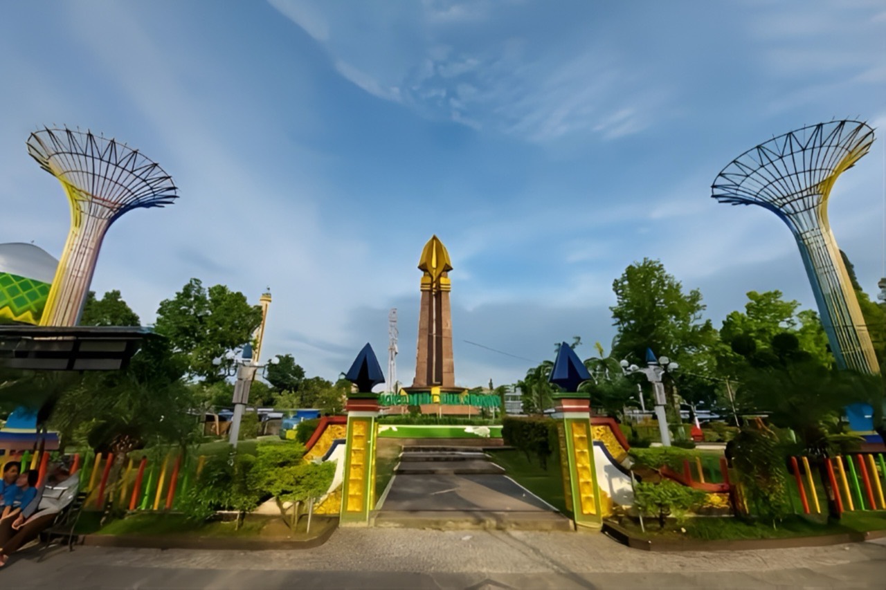 Monumen Trunojoyo di Sampang, tugu tinggi berujung lancip berdiri di tengah taman