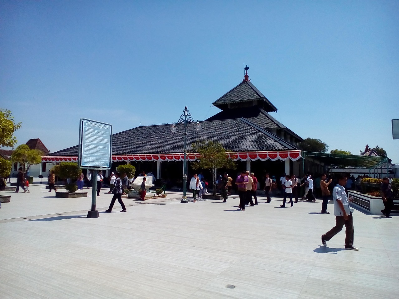 Masjid Agung Demak dengan atap tumpang tiga dan halaman luas di depannya